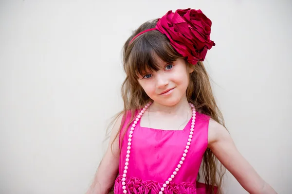 Söt liten tjej i vacker rosa klänning — Stockfoto