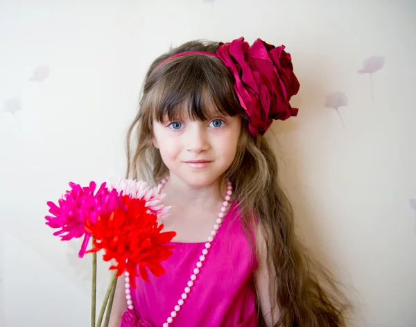 Söt liten tjej i vacker klänning med blommor — Stockfoto
