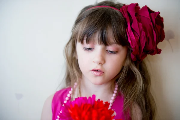Hübsches kleines Mädchen in schönem rosa Kleid — Stockfoto