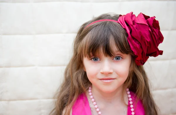 Retrato de menina com flor headband — Fotografia de Stock