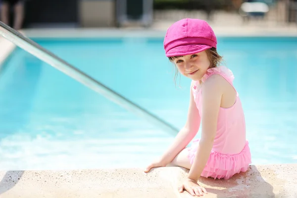 Liten flicka paddling hennes fötter i en pool — Stockfoto