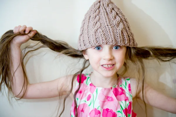 Śliczny uśmiechający się dziecko dziewczynka w kolorze beżowym z dzianiny kapelusz — Zdjęcie stockowe