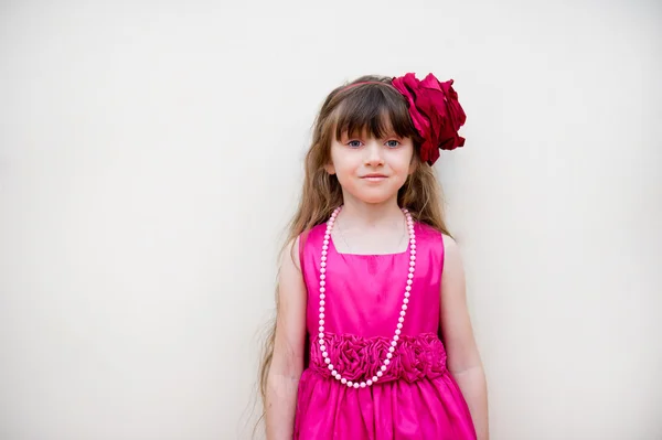 Jolie petite fille en belle robe rose — Photo