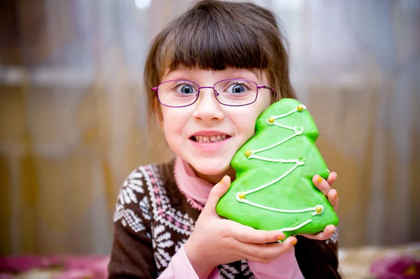 Portrait of smiling child girl with gingerbread — Stock Photo, Image