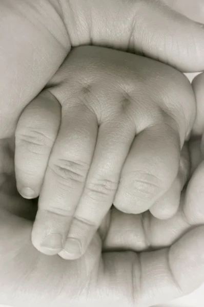 Mãos de mãe e bebê — Fotografia de Stock
