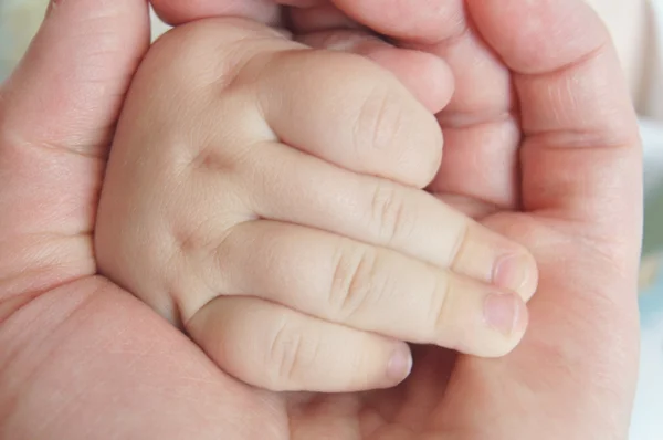 Mutter- und Babyhände — Stockfoto