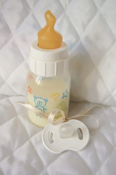 Botella con leche y pezón —  Fotos de Stock