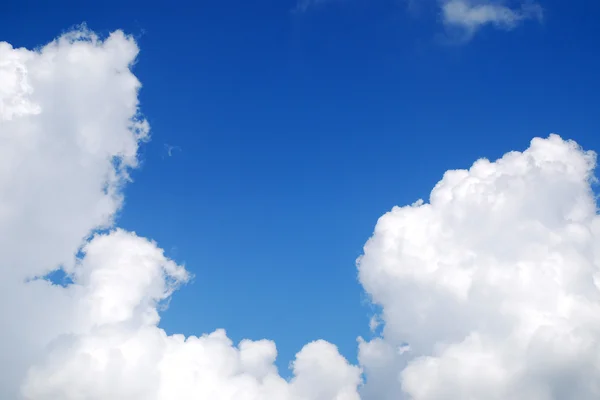 Błękitne niebo z chmurą zbliżenie — Zdjęcie stockowe