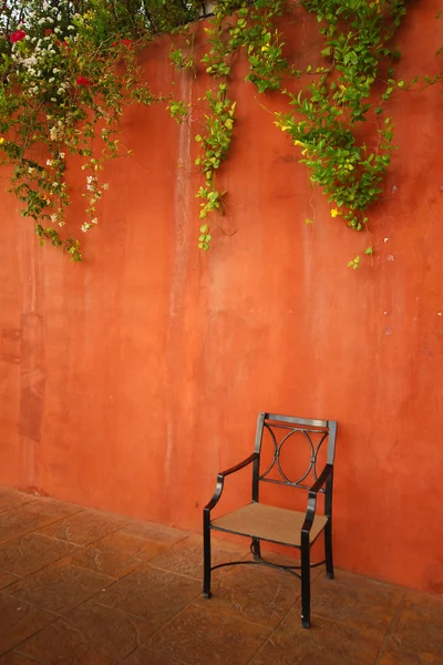Krzesło ścianę czerwony — Zdjęcie stockowe