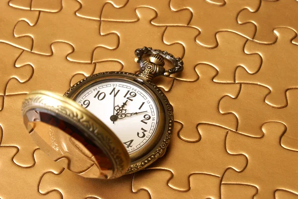 Horloge en puzzel — Stockfoto