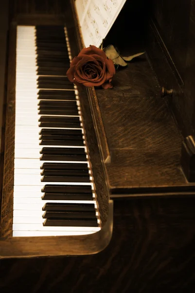 ヴィンテージのピアノ — ストック写真