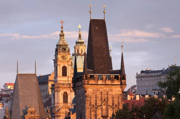 Pražské věže při východu slunce. — Stock fotografie