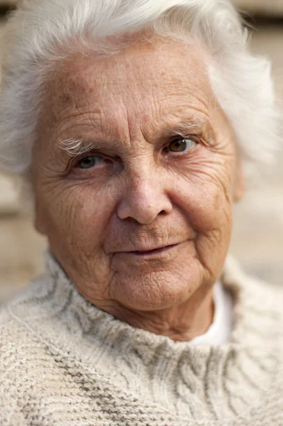 Retrato de uma mulher idosa — Fotografia de Stock