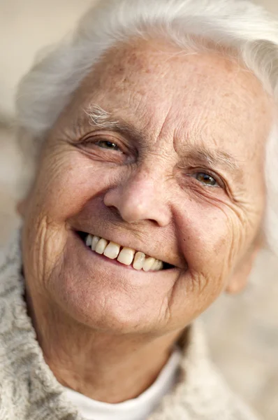 Egy idősebb nő portréja — Stock Fotó