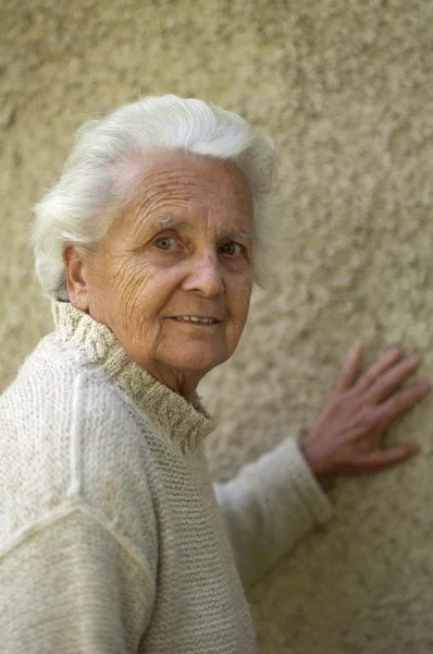 Портрет старшої жінки — стокове фото