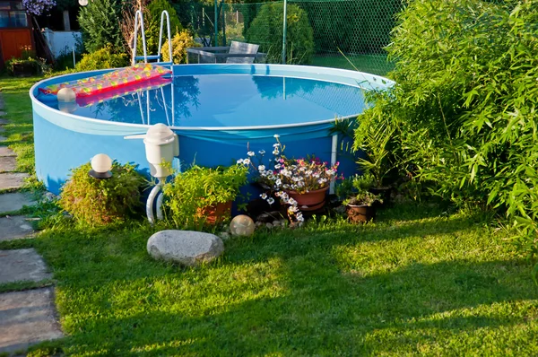 Pool in einem Garten — Stockfoto