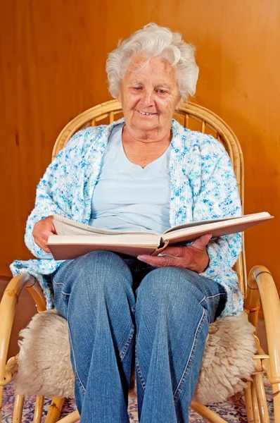 Πορτρέτο μιας ηλικιωμένης γυναίκας — Φωτογραφία Αρχείου