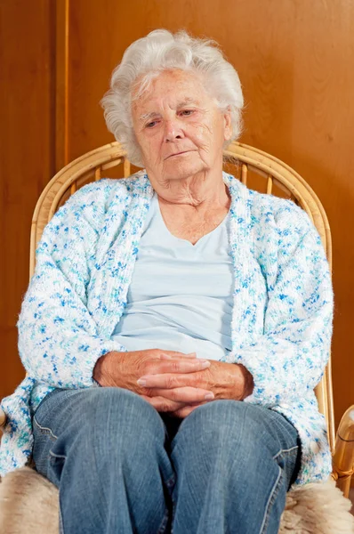 Портрет грустной пожилой женщины — стоковое фото