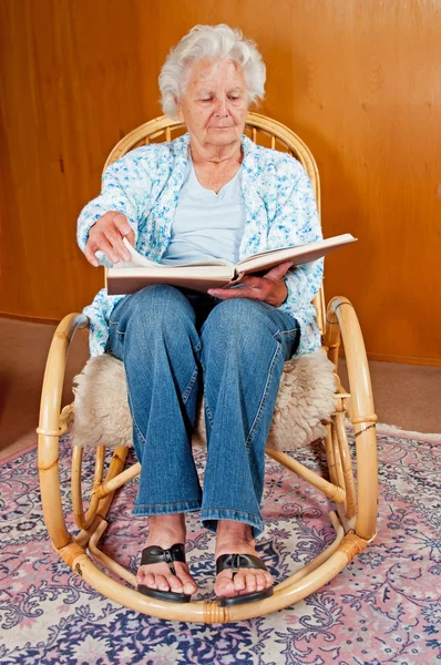 Ritratto di una donna anziana — Foto Stock