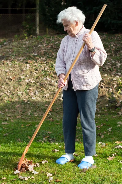 Ηλικιωμένη γυναίκα στον κήπο — Φωτογραφία Αρχείου