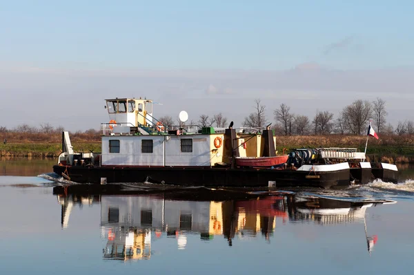 Tugboat pe un râu — Fotografie, imagine de stoc