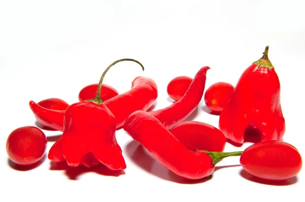 Red hot chili peppers és cherry paradicsom — Stock Fotó