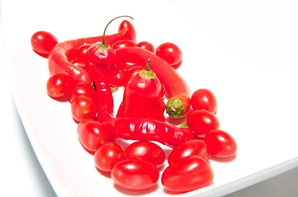 Red hot chili paprika, koktélparadicsommal — Stock Fotó