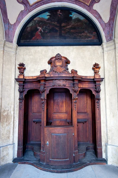 Velho confessionário de madeira — Fotografia de Stock
