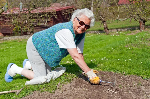 Senior kvinna i trädgården — Stockfoto