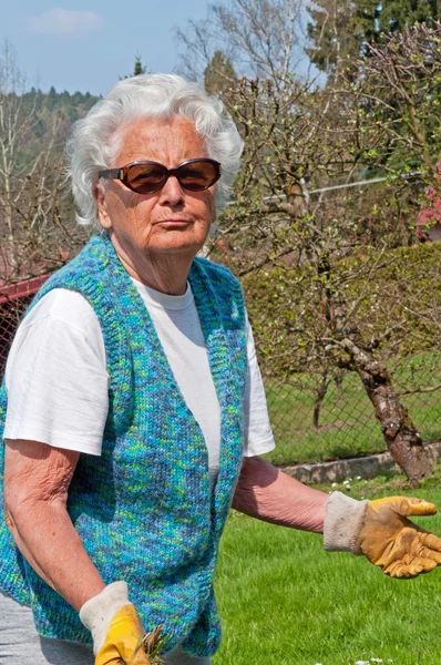 Idős nő a kertben — Stock Fotó