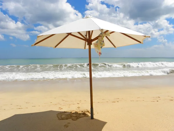 Paraply på tropical beach — Stockfoto