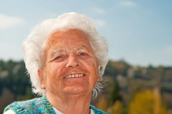 Retrato de una mujer mayor — Foto de Stock