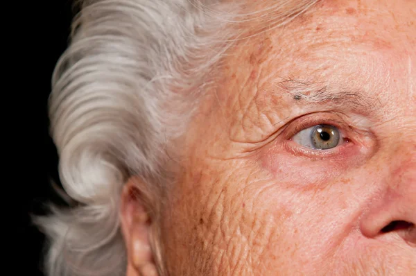 Retrato de uma mulher idosa — Fotografia de Stock
