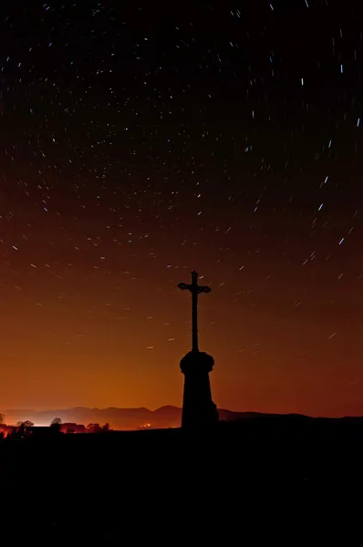Nachthimmel mit Kreuzsilhouette — Stockfoto
