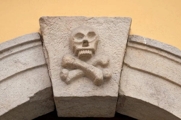 Detalj av ossuary ingången — Stockfoto