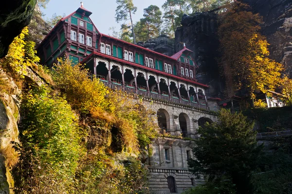 Гірський готель біля Правцика Брана — стокове фото