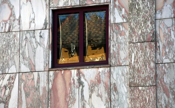 Riflessioni in finestre e pareti con marmo — Foto Stock