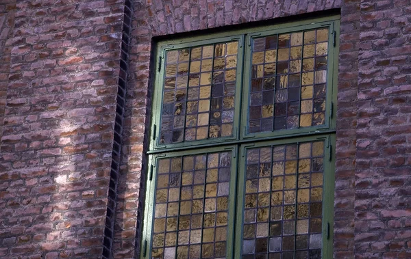 Fioletowy ściana i windows — Zdjęcie stockowe