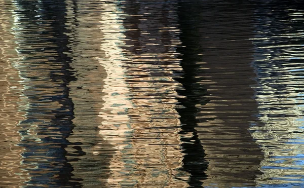 De reflectie in de rivier — Stockfoto