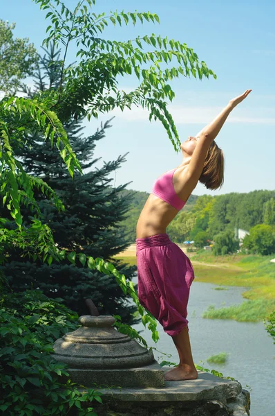Kız yoga doğa üzerinde çalışmaktadır — Stok fotoğraf