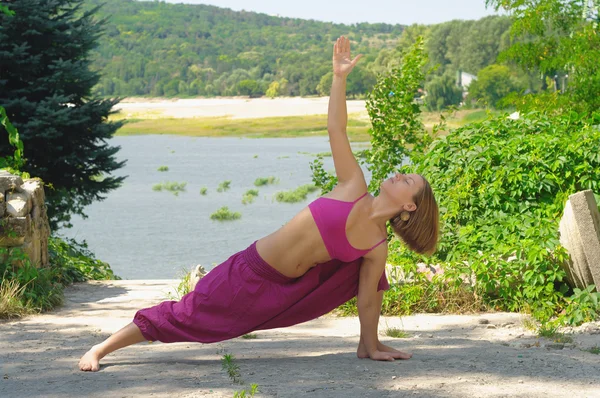 La muchacha se ocupa del yoga sobre la naturaleza —  Fotos de Stock
