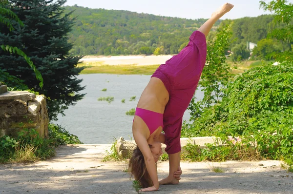 La muchacha se ocupa del yoga sobre la naturaleza —  Fotos de Stock