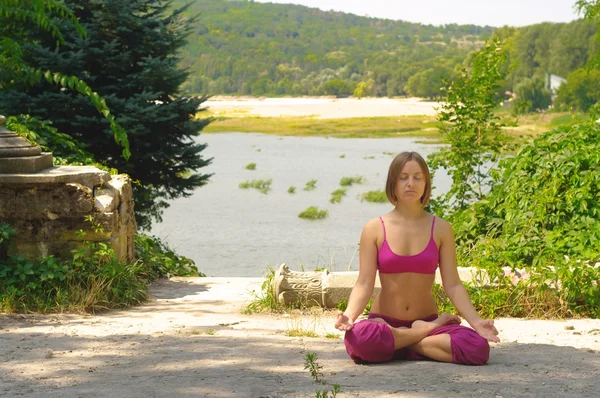La fille est engagée dans le yoga sur la nature — Photo