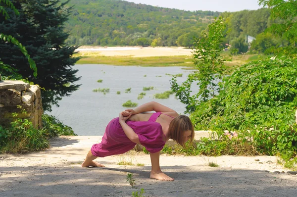 Dívka se zabývá jóga na povaze — Stock fotografie