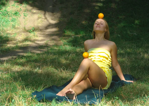 La fille sur la nature avec des oranges Images De Stock Libres De Droits
