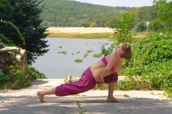 The girl is engaged in yoga on the nature — Stock Photo, Image