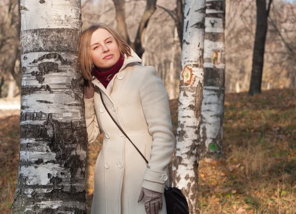 백 화 나무에 대 한 여자 — 스톡 사진