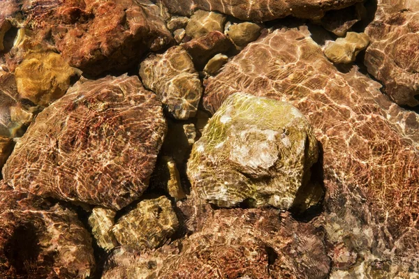 Poucas pedras debaixo de água — Fotografia de Stock