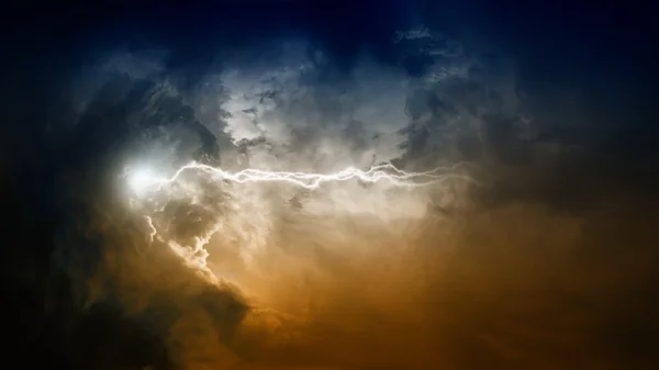 Uderzenie pioruna w ciemne niebo — Zdjęcie stockowe