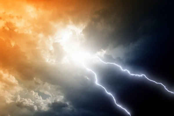 Twee bliksemschichten in lucht — Stockfoto